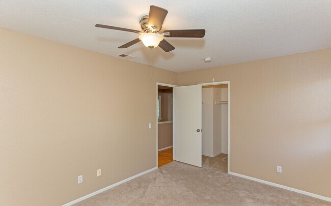 Building Photo - Large 4 Bedroom, 2.5 Bath Home with Large 3 Car Garage!!