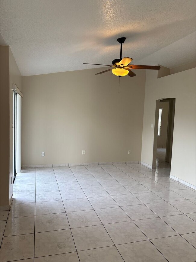 Building Photo - 4 Bedroom Home in a Prime Location!