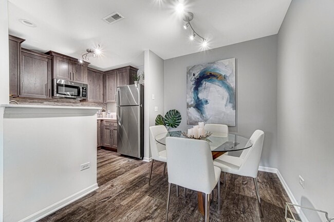 Building Photo - 402 Mozart Ct