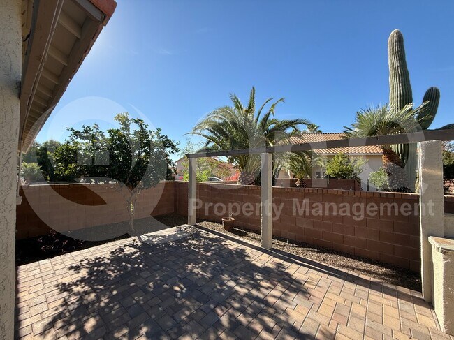 Building Photo - 874 W Port Royal Pl