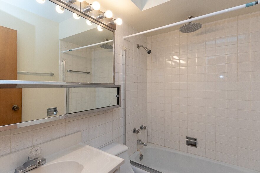 Building Photo - 659 W Wrightwood Ave