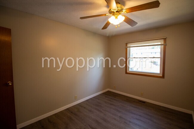Building Photo - Spacious Omaha Home