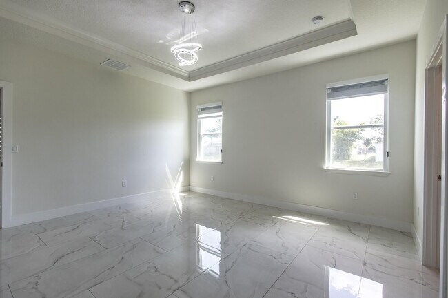 Building Photo - 2149 SW Susset Ln