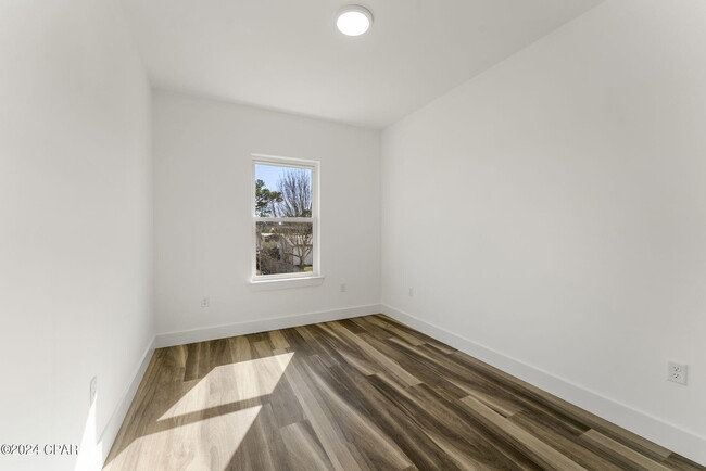 Building Photo - 6997 Patronis Dr