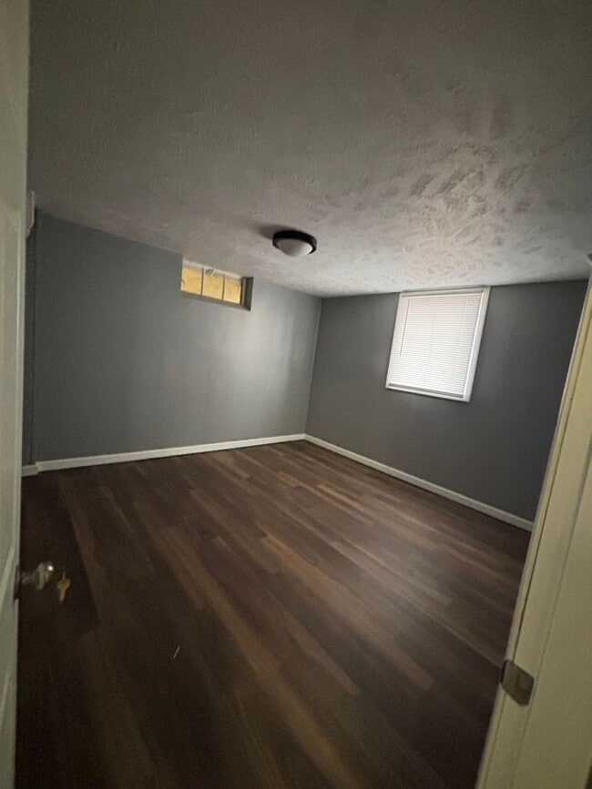 Building Photo - Spacious 4 Bedroom 1.5 Bath House!!