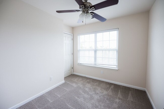 Building Photo - Immaculate beautiful 3-bedroom, 2.5-bath t...