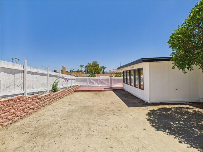 Building Photo - Modern Luxury 3x2 home in the Heart of Vista