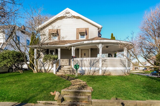 Building Photo - 1420 Oakwood Ave
