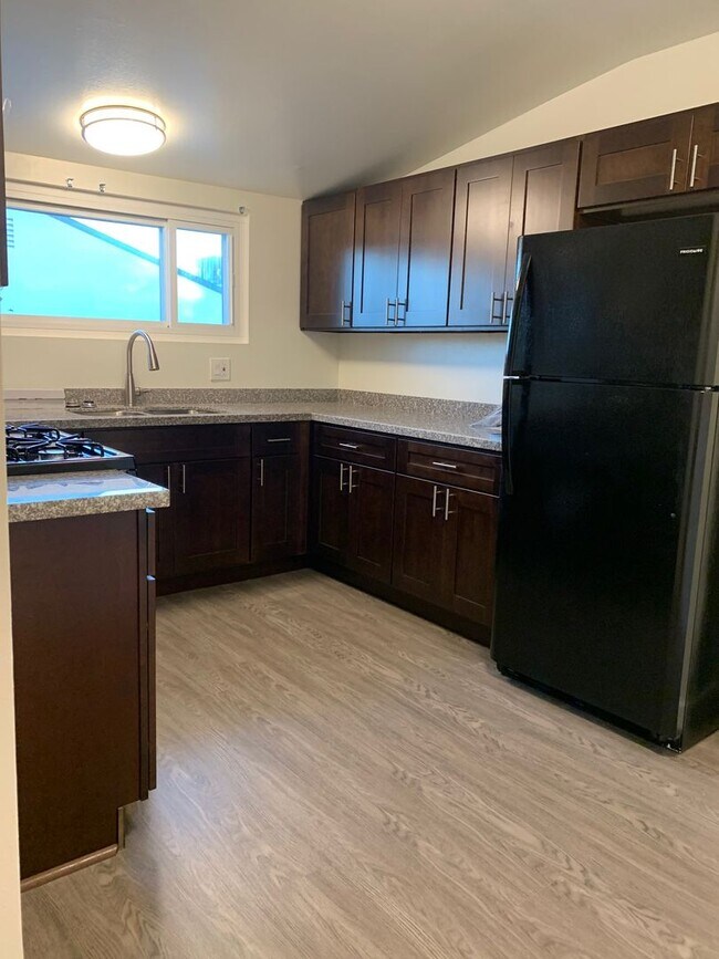 Interior Photo - 516 S Flower St
