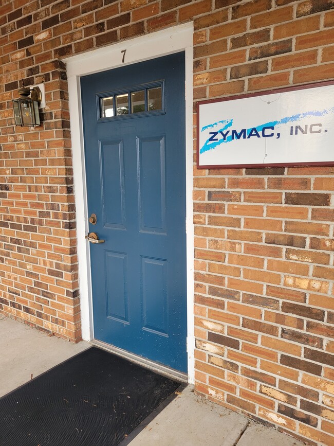 Building Photo - 1B Commons Dr