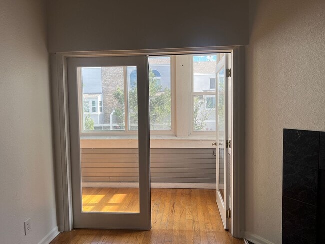 Building Photo - Spacious 3 Bed, 2 Full Bath Townhome near the Highline Canel!