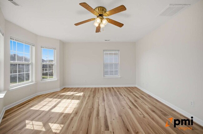 Building Photo - 3 BEDROOM 2.5 BATH WITH FENCED IN YARD AND DETACHED GARAGE FOR RENT IN NORFOLK!