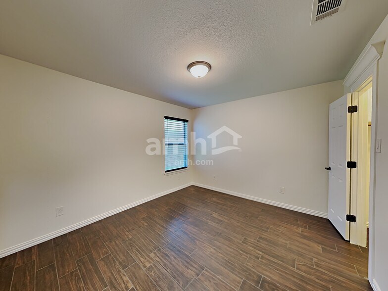 Building Photo - 2228 Coopers Hawk Ct