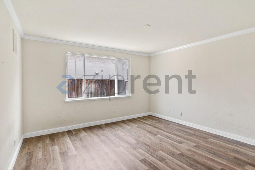 Building Photo - Unit