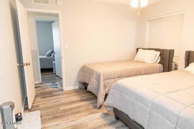 Building Photo - 1025 N Menze St