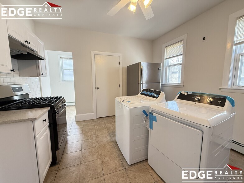 Building Photo - 49 Gardena St