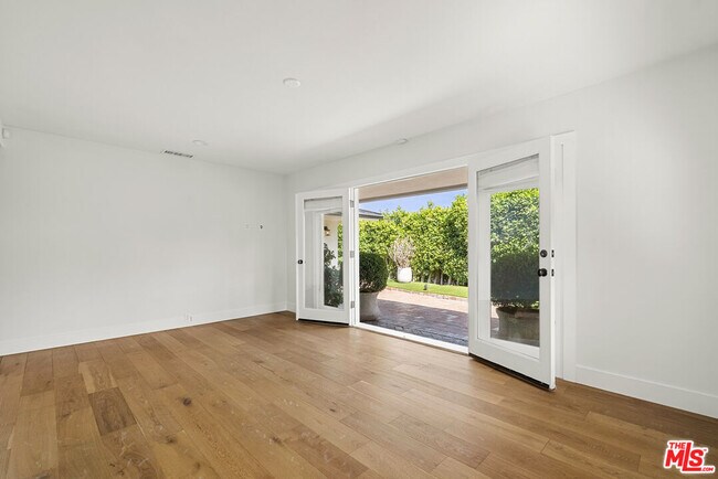 Building Photo - 9881 Beverly Grove Dr