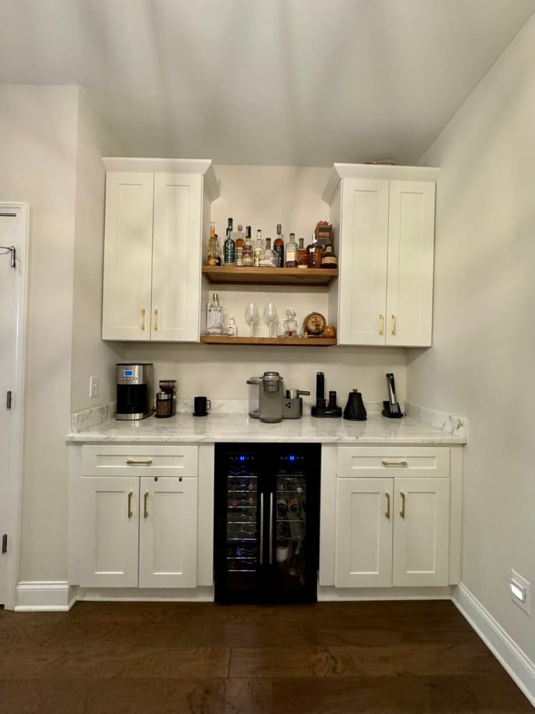 Coffee/Liquor Bar - 143 Grandstand Blvd