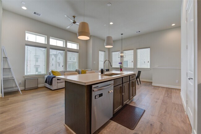 Building Photo - 730 Carriage Knls Dr