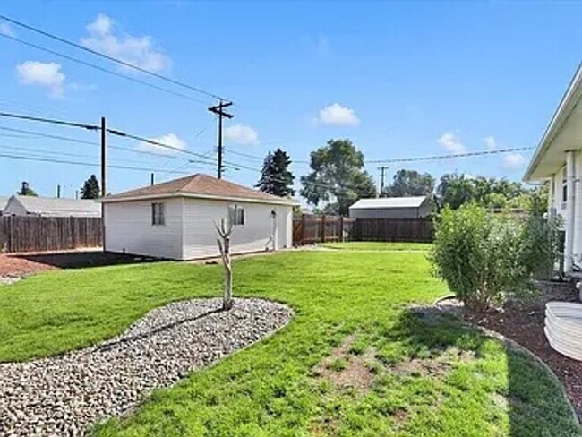 Building Photo - 1529 E Bismark Ave