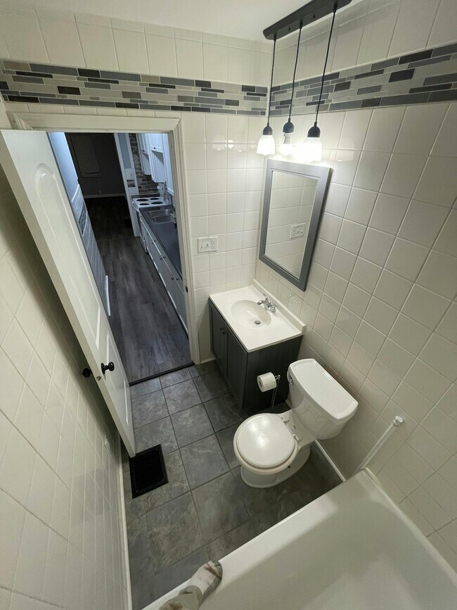 Building Photo - 1517 N Chester Ave