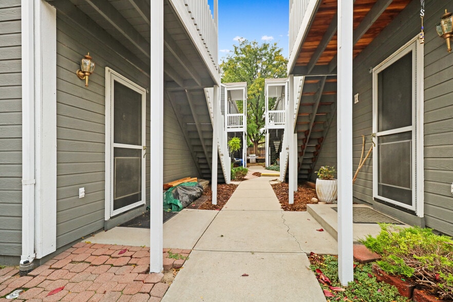 Lower Unit Courtyard - 6200 E Iliff Ave