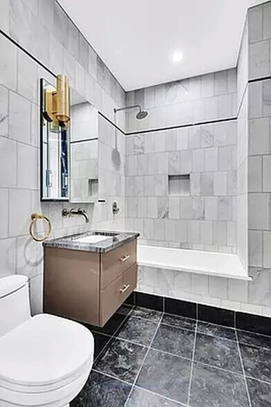 Building Photo - 121 E 37th St