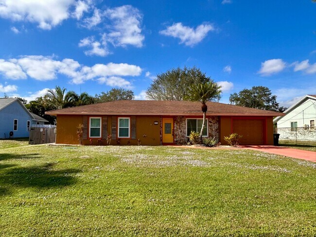 Building Photo - 316 NW Avens St