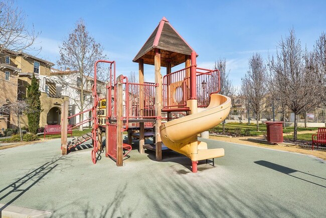 Building Photo - UPDATED LARGE 1600 sq/ft 3BR/3.5BA Central...