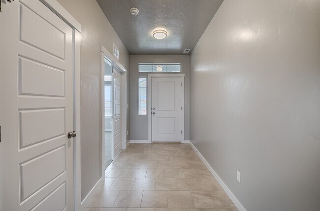 Building Photo - Newer home in Meridian  2100Sqft, Goldengrove Sub., Room for all of your Toys
