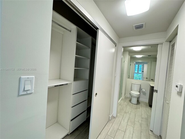 Building Photo - 321 NE 26th St