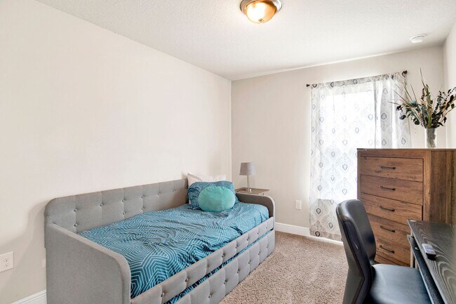 Building Photo - 3 Bedroom Townhouse in Bellview