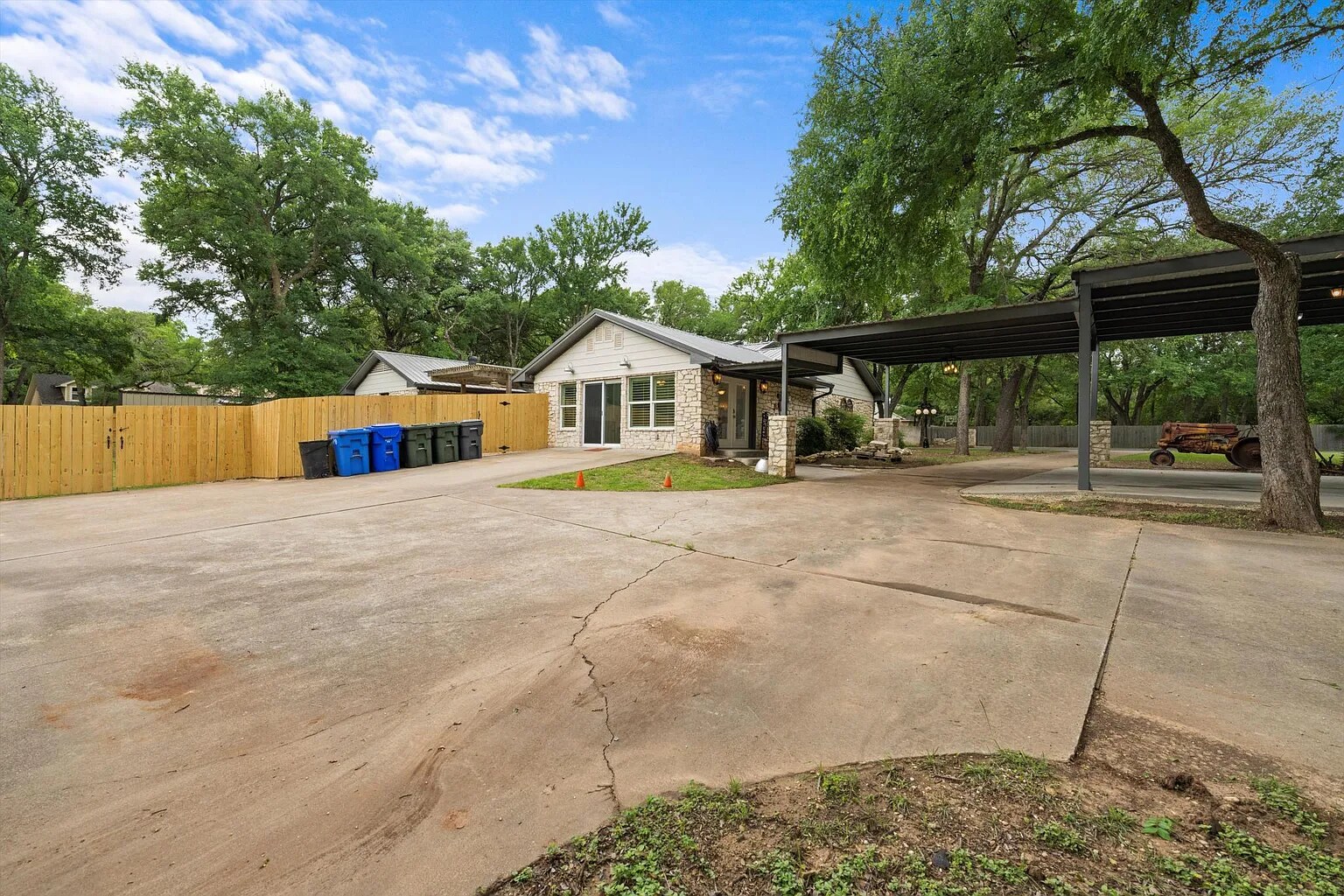 Back Driveway Parking - 273 Leafy Hollow Ln