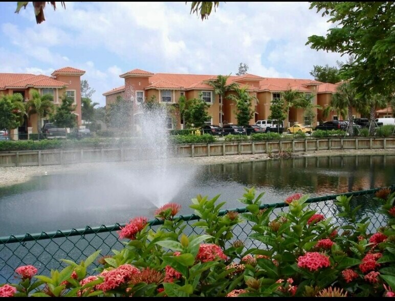 Building Photo - 4950 White Mangrove Way E