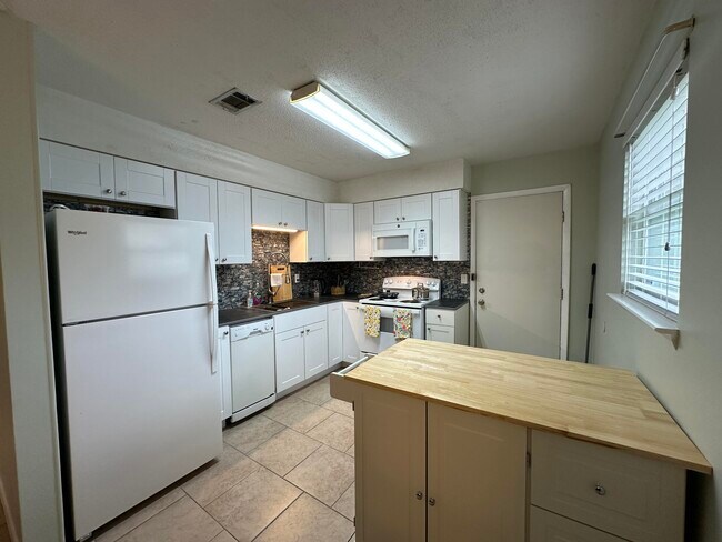Building Photo - 532 Schneider Dr