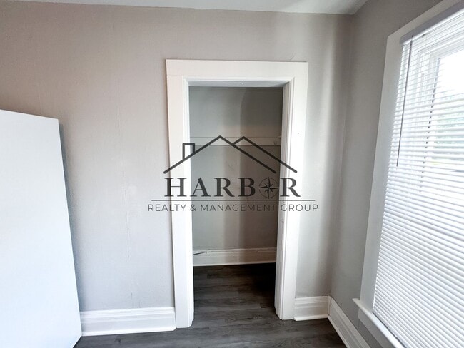 Building Photo - 527 Boone St