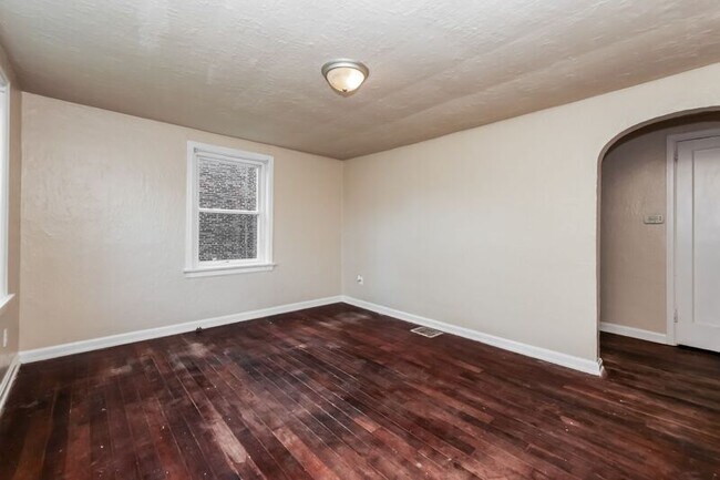 Building Photo - 618-618-618-612 Lucas Dr
