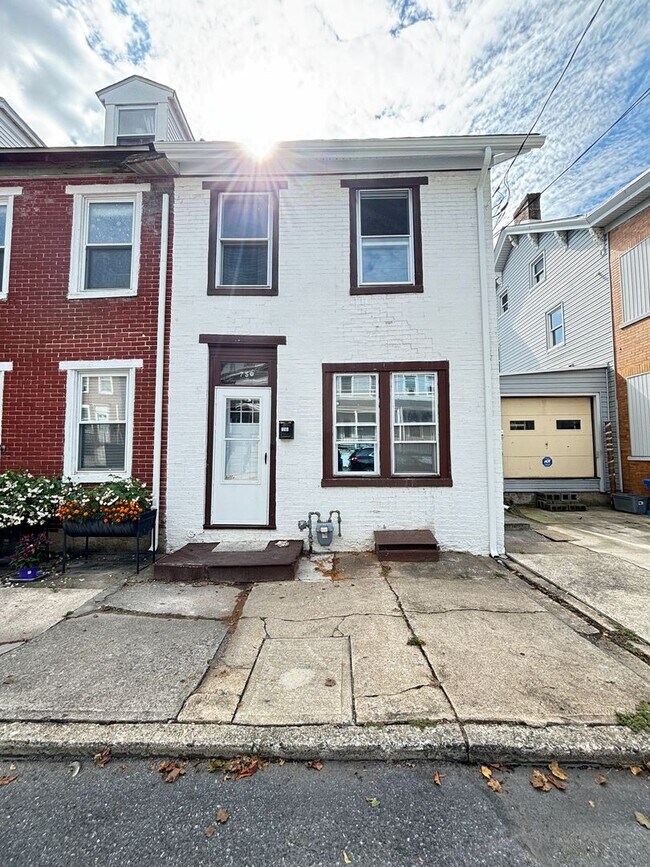 Building Photo - 2 BR Home Available in Catasauqua, PA