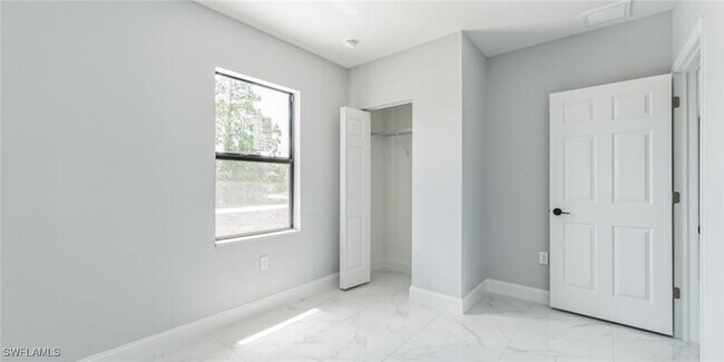 Building Photo - 619 Summit Ave S