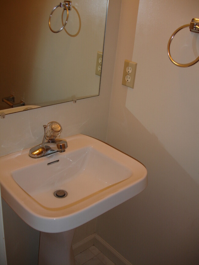 Building Photo - 147 Chelmsford Dr