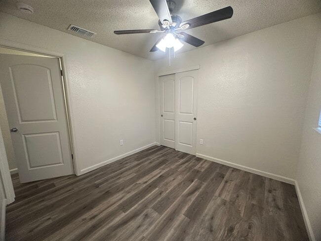 Building Photo - Three Bedroom 2 Bathoom with Large Yard