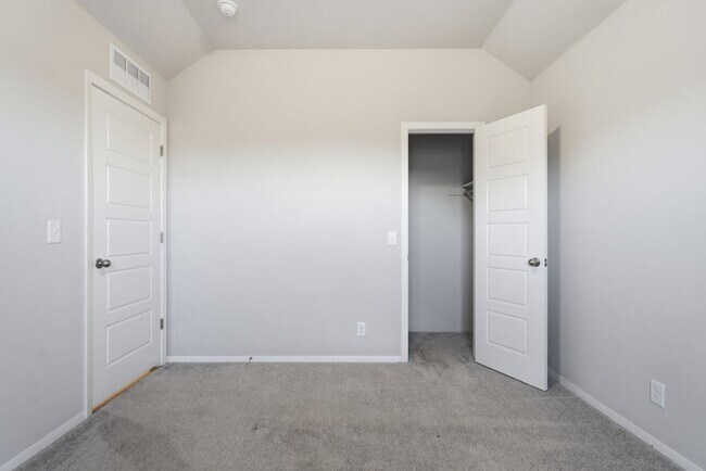 Building Photo - Welcome to this exceptionally well maintained like new home located in the Estates at Morrow Place