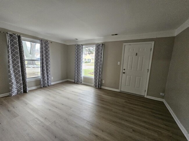 Building Photo - 3 Bedroom Large Bungalow w/ Attached 2 Car...