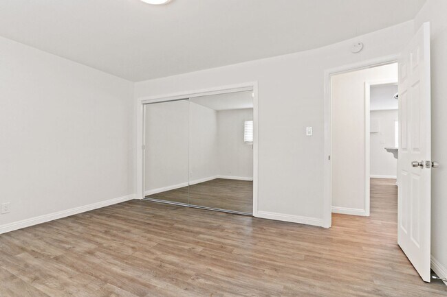 Building Photo - Bright Upstairs Apartment in North Long Beach