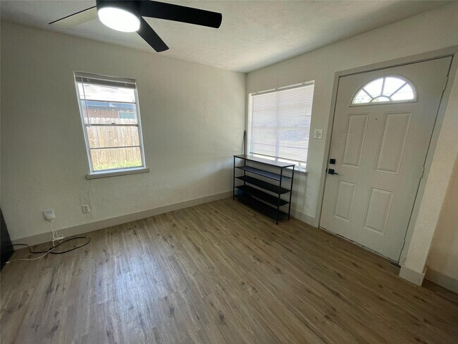 Building Photo - 411 Guyer St