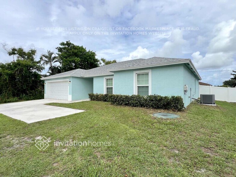 Building Photo - 1021 SE Airoso Blvd