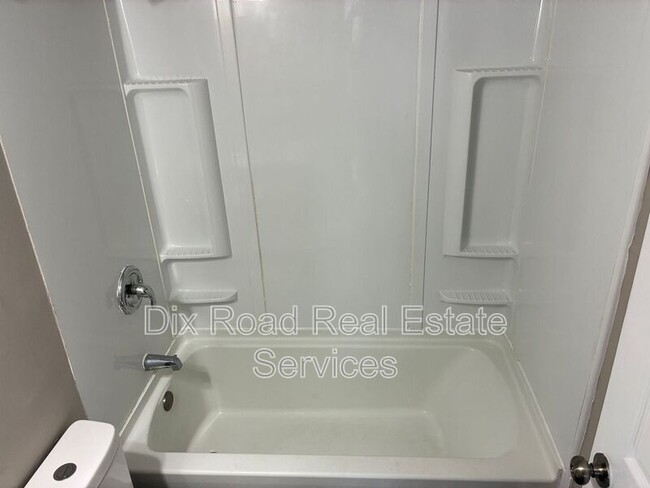 Building Photo - 729 Cleverly Rd