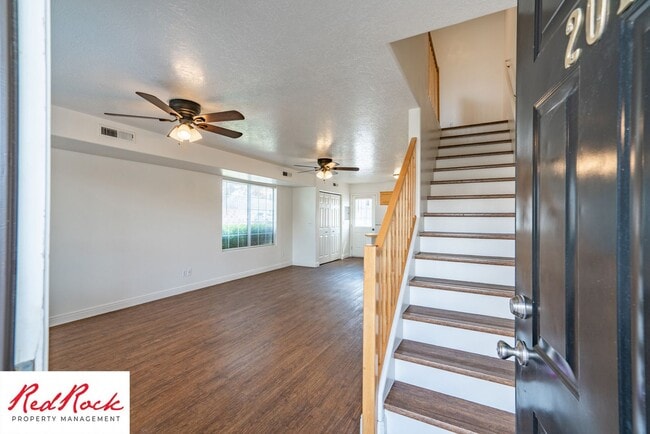 Building Photo - 2 Bedroom Townhome Available