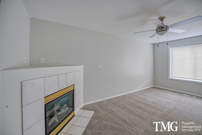 Building Photo - Beautifully Remodeled 3BR Home with Fenced Backyard