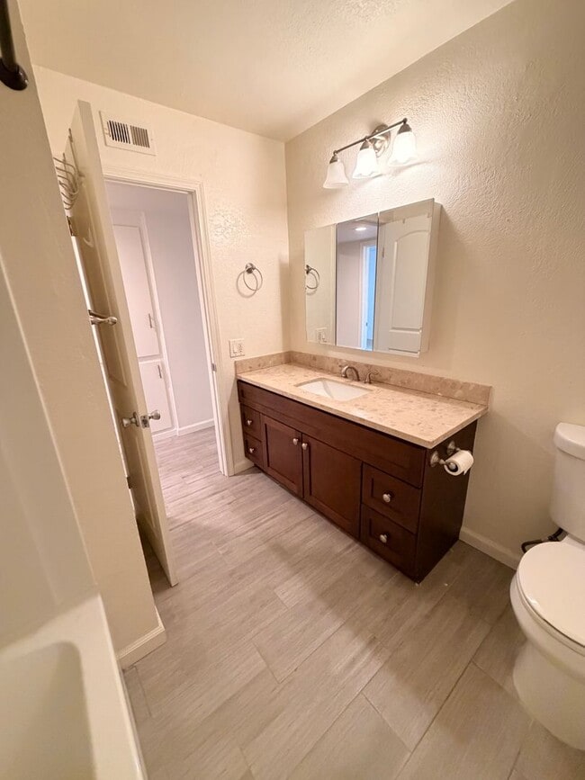 Building Photo - Updated 2 Bed, 2 Bathroom Condo For Rent w/ Parking! - South Coast Metro